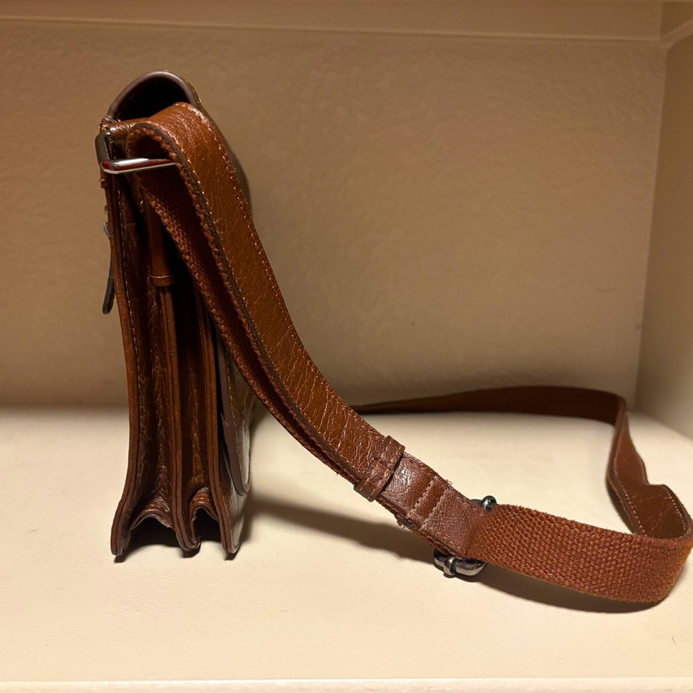 GENICCI Brown Leather Flap Over Crossbody Bag Pre-Owned - Picture 6 of 7